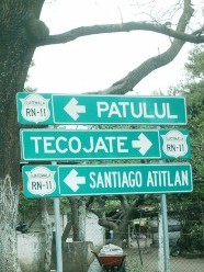 Este rótulo está cerca de Cocales en Suchitepéquez. Nombres largos como Santiago Atitlán se comprimen, lo que dificulta aún más su lectura.
